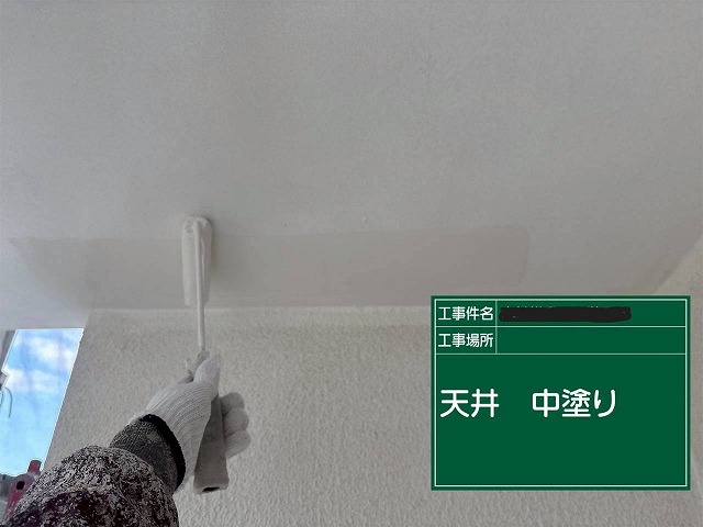 高砂市　軒天の中塗り作業